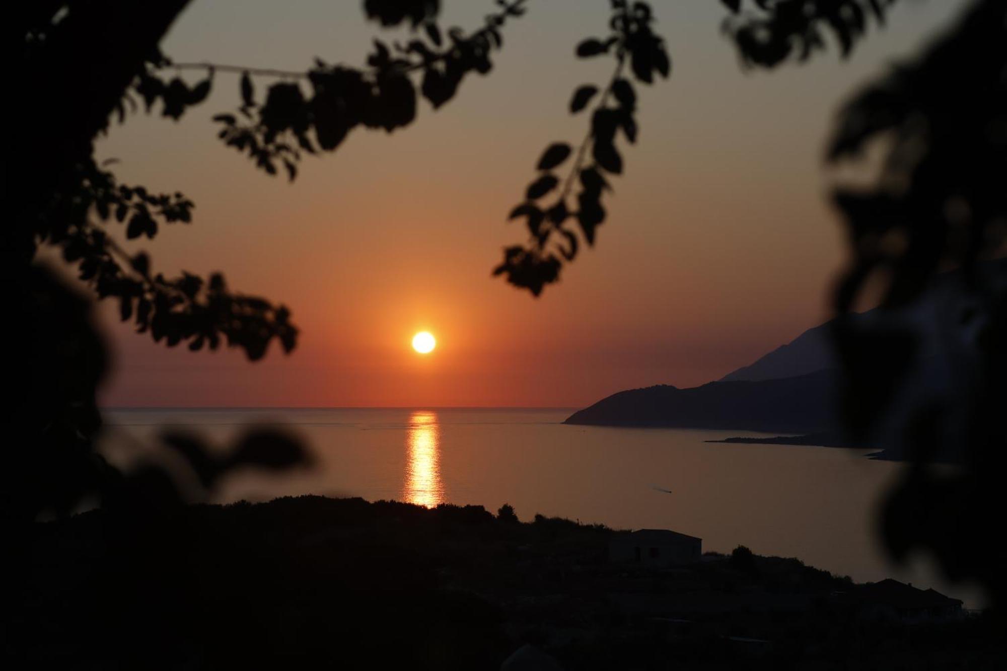 Sunset Serenity Himare Luaran gambar