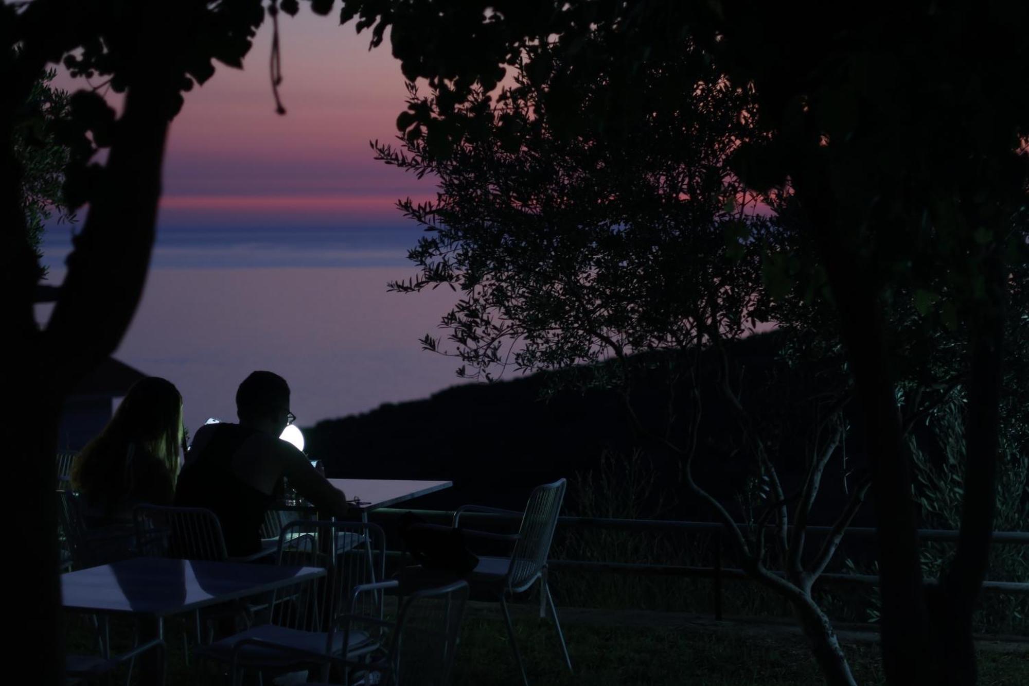 Sunset Serenity Himare Luaran gambar