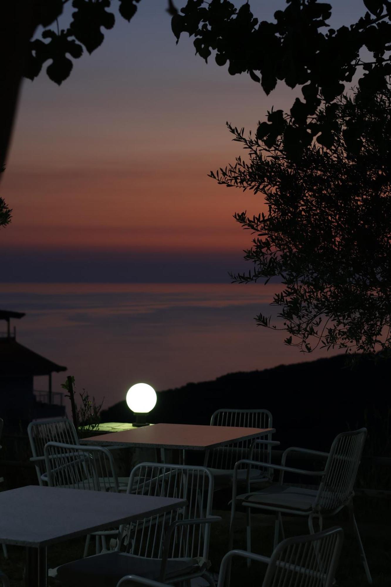Sunset Serenity Himare Luaran gambar